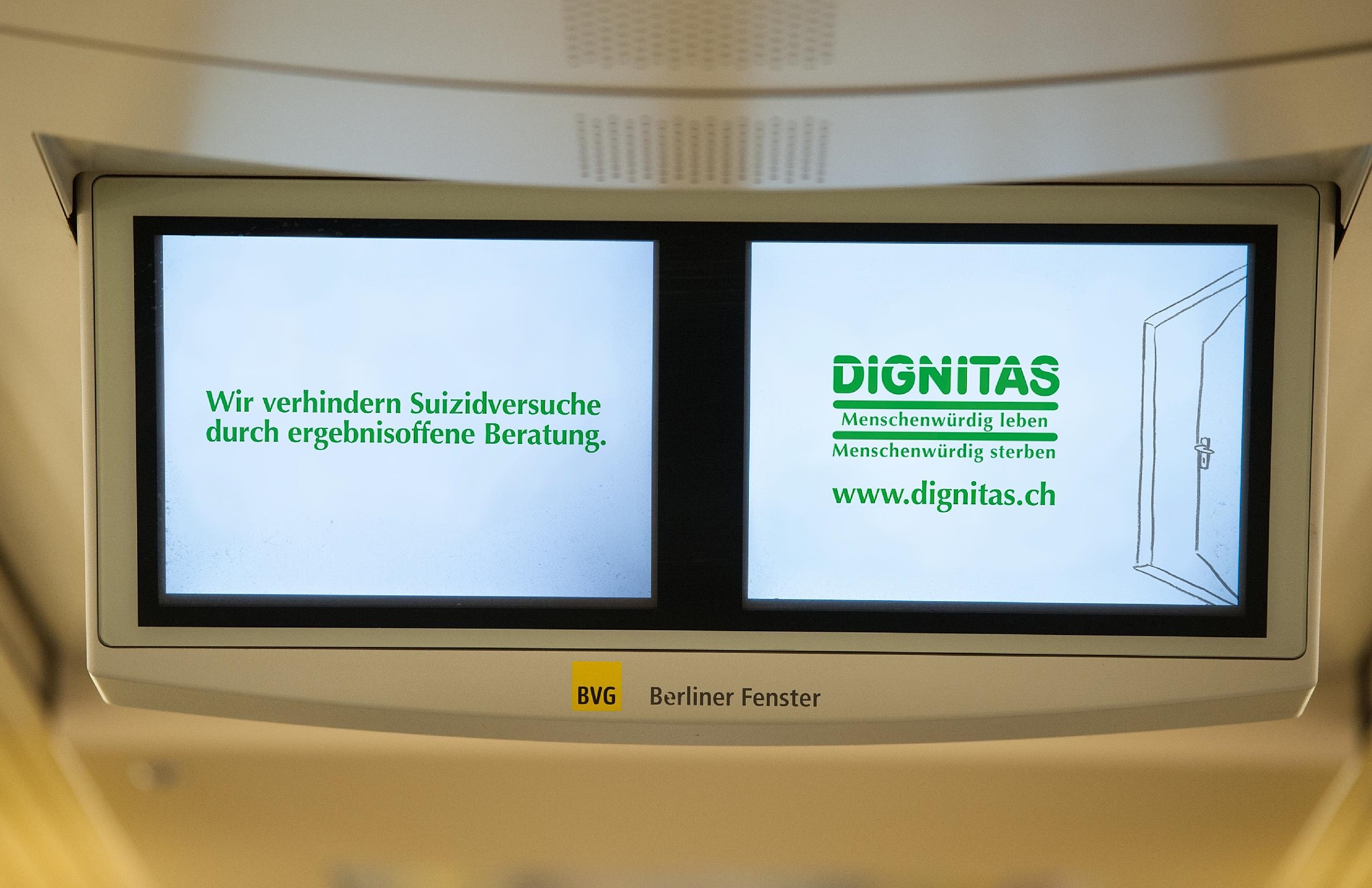Film Dignitas-Kampagne im Berliner Fenster der U-Bahn Berlin