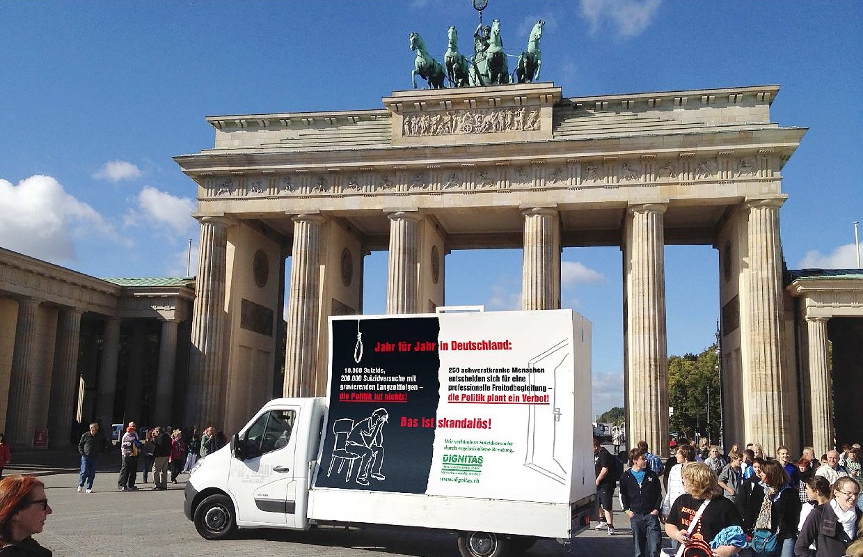 Dignitas Kampagne Lkw mit Plakat